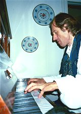 Kjell Waltman vid pianot.