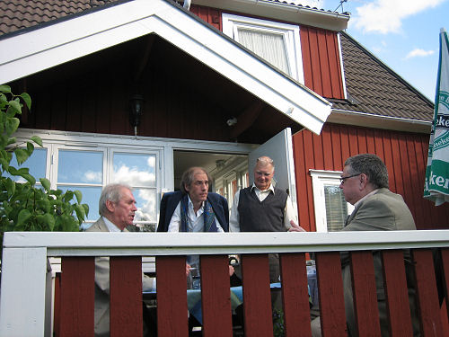 Samspråk ute på altanen i pausen
mellan Lasse Mattsson, Kjell Waltman, Lars Furuskär och Nils Gunnar Anderby.